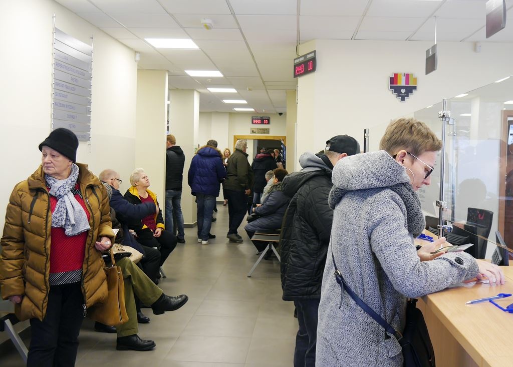 W wydziale komunikacji w Katowicach są kolejki, bo wszyscy przyjeżdżają jednocześnie