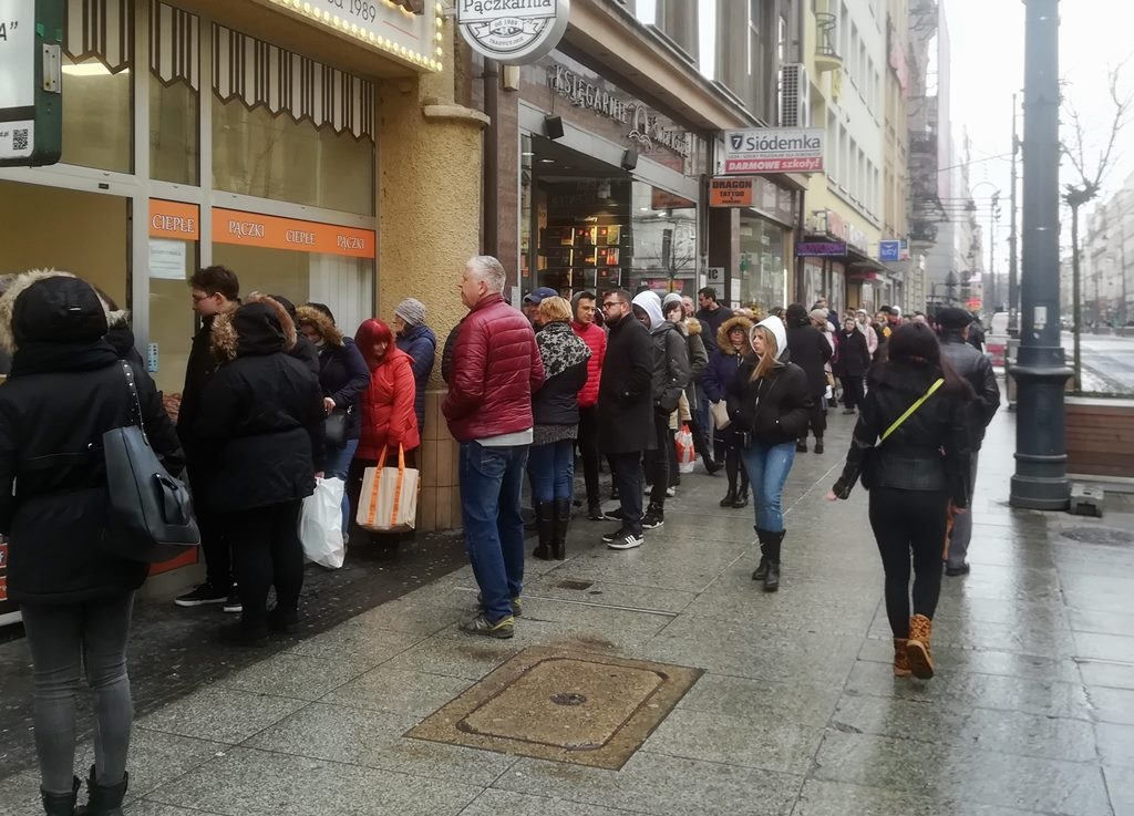 Ogromne kolejki po pączki w Katowicach