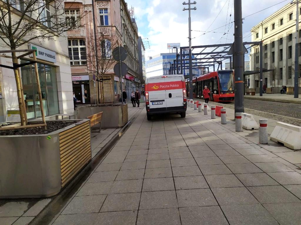 Na ul. Warszawskiej samochody mogą legalnie jeździć po chodniku