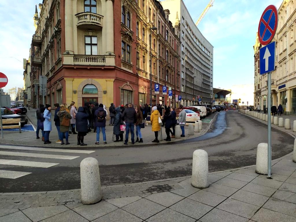 Ludzie stali w długiej kolejce po... mieszkania z TBS-u