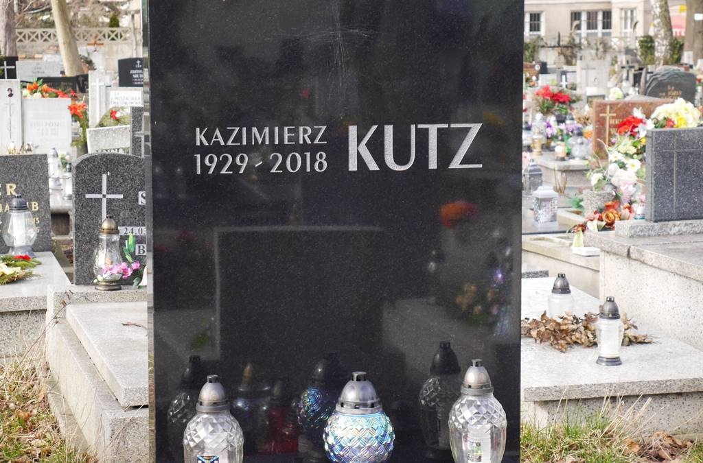 Dewastacja nagrobka Kazimierza Kutza. Ktoś wyrył na nim krzyż