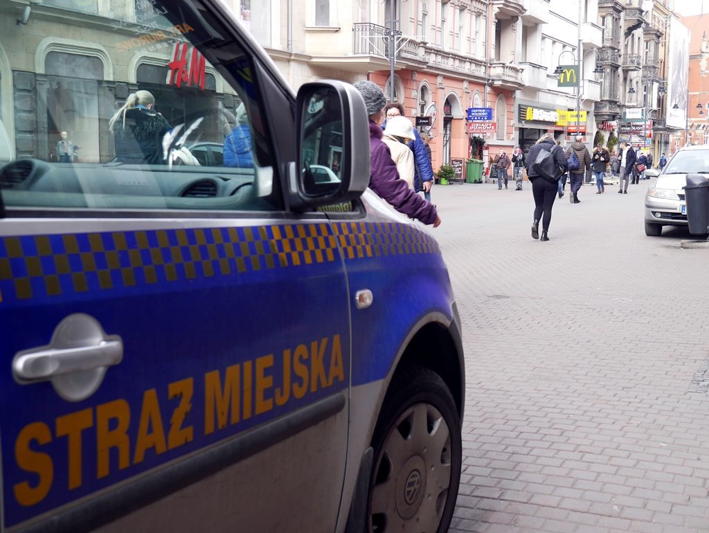 Straż miejska rozpoczęła konfiskowanie towaru nielegalnych handlarzy z ul. Stawowej