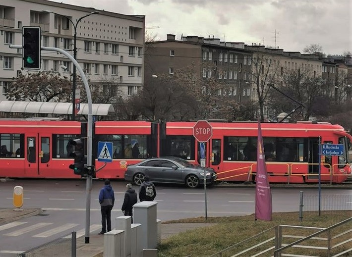 Auto zderzyło się z tramwajem na Koszutce. Kierowca uciekł