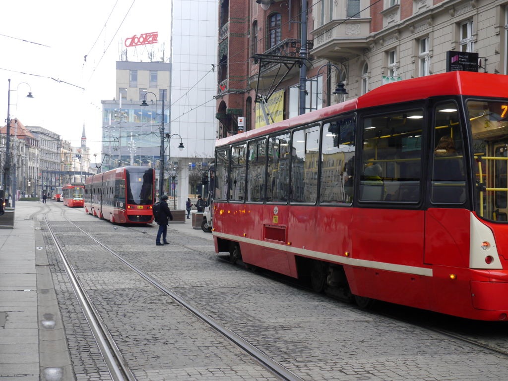 Poranne problemy z tramwajami. Kolizja w Szopienicach i awaria w centrum