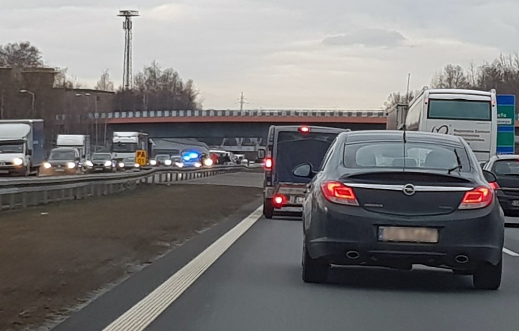 Długi korek na A4. Zderzyły się trzy samochody