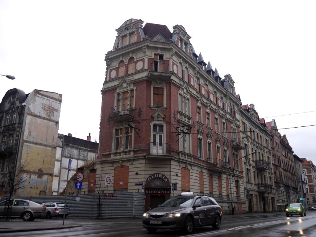 Miasto sprzedało zniszczoną w wybuchu gazu kamienicę przy ul. Chopina 18