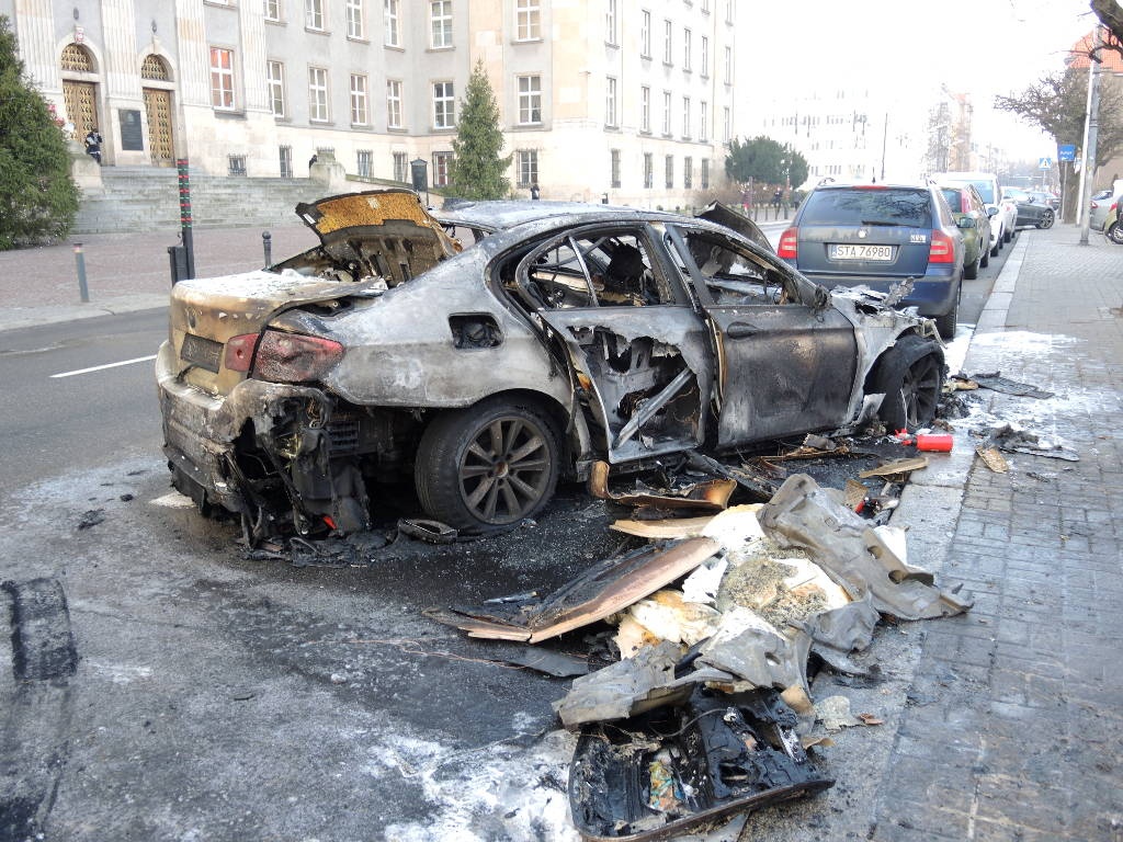 W centrum Katowic spłonął samochód