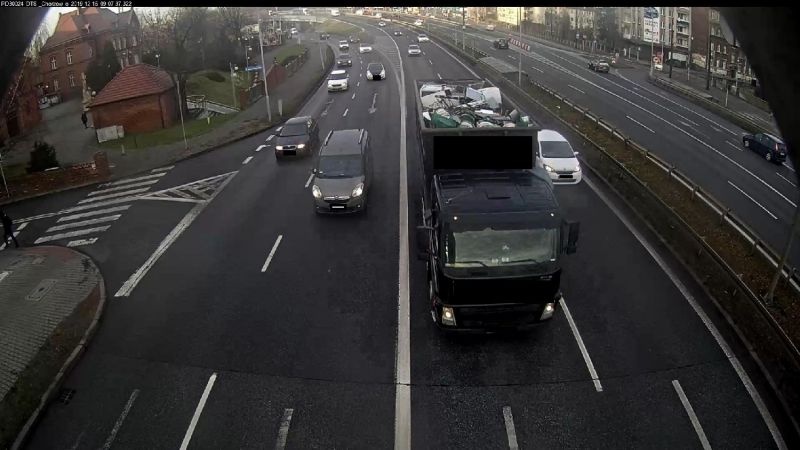 Wyrzucił przy ogródkach beczki z lakierem. Strażnicy namierzyli go dzięki monitoringowi