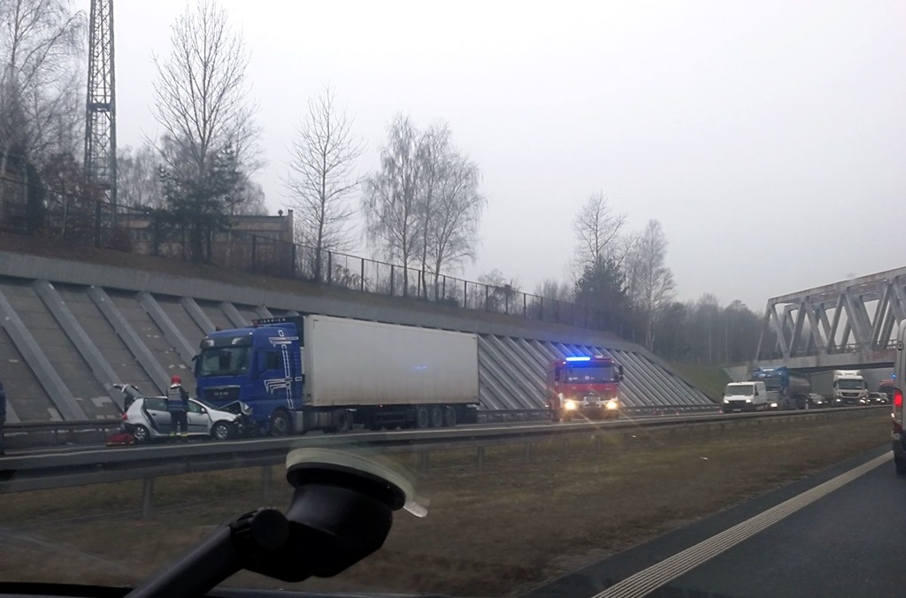 Zderzenie ciężarówki z osobówką. Ogromne korki na autostradzie A4