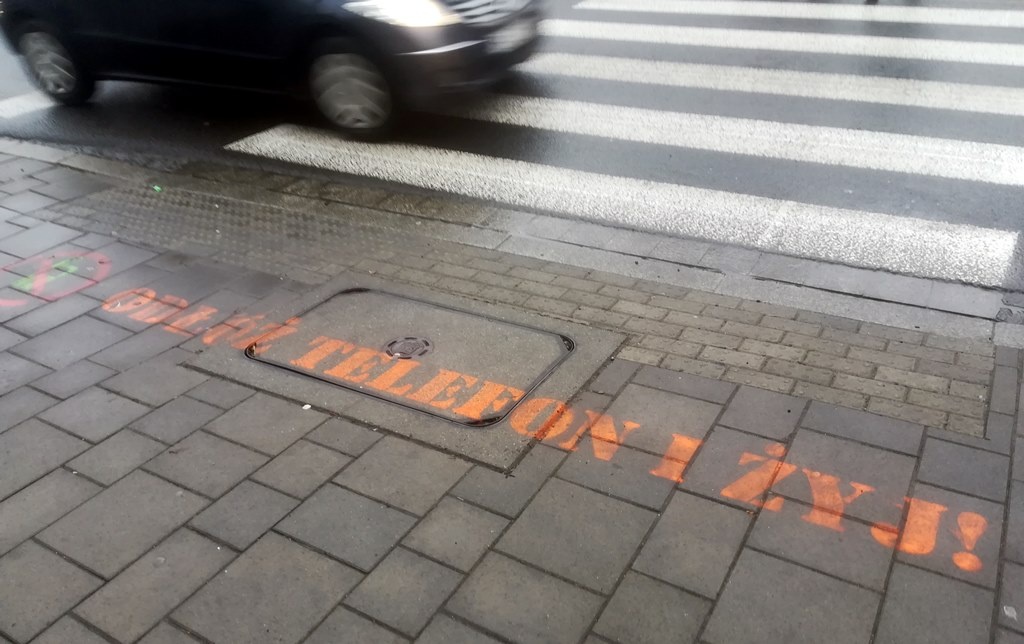 Dzień dobry Katowice. Kolejne ostrzegawcze napisy przed przejściami dla pieszych