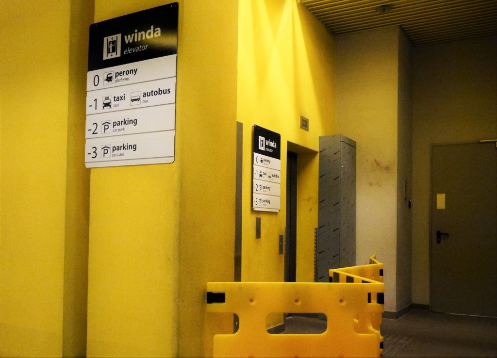 Niepełnosprawni na katowickim dworcu muszą jeździć przez Galerię Katowicką