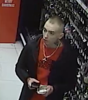 Na nagraniu z monitoringu widać kradzież perfum. Policja szuka sprawcy [WIDEO]