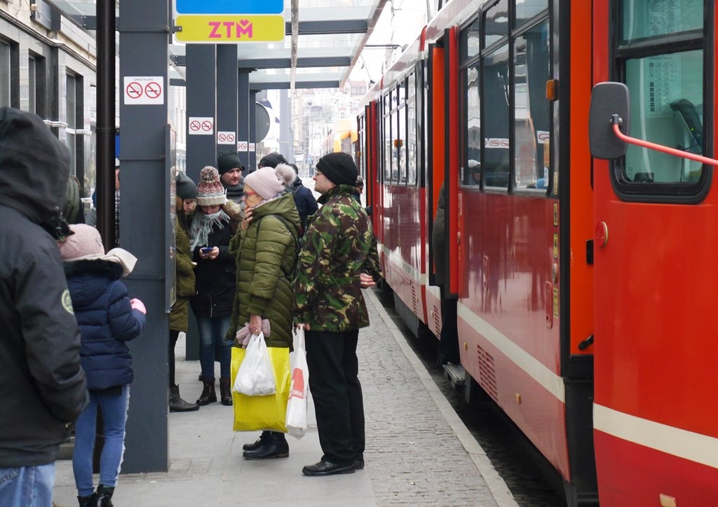 Dodatkowa komunikacja miejska i pociągi na Sylwestra