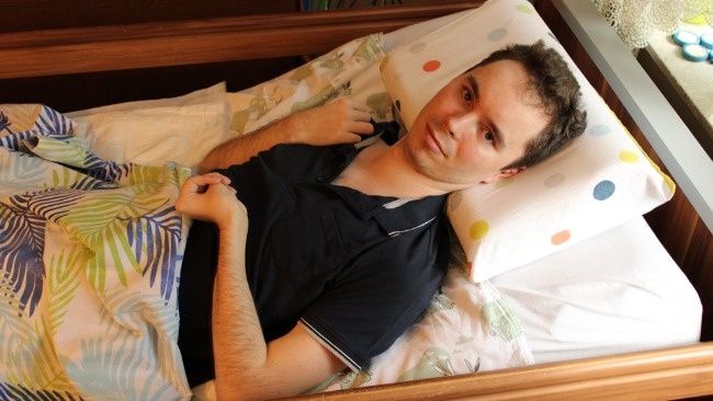 Zatruł się tlenkiem węgla, ale wciąż wierzy w lepsze życie. Michał Włodarski z Katowic szuka pomocy w Tajlandii