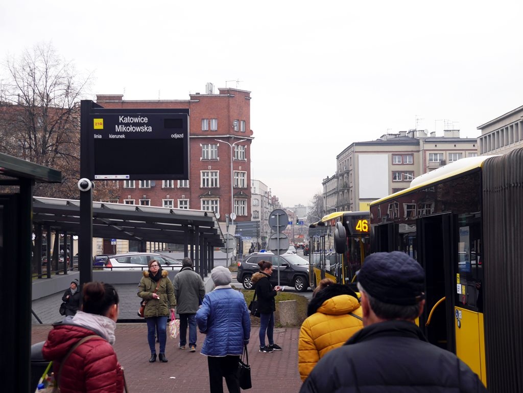 Coraz więcej elektronicznych tablic na katowickich przystankach