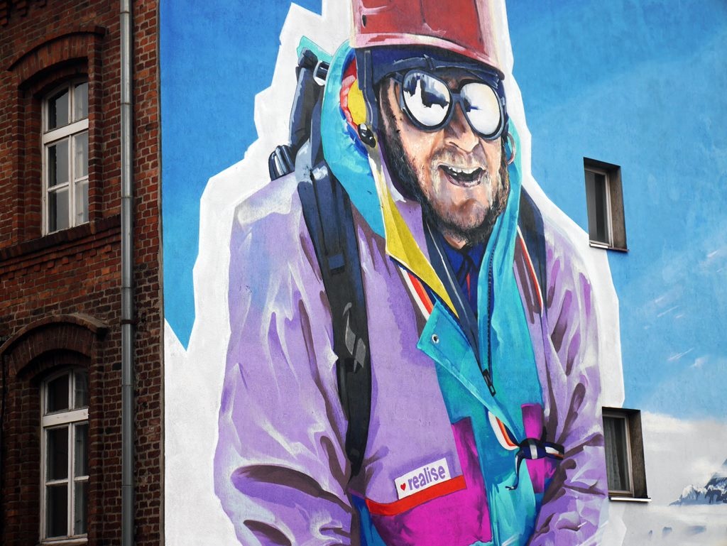 Kukuczka wspiął się na kamienicę w Bogucicach. Powstał nowy mural