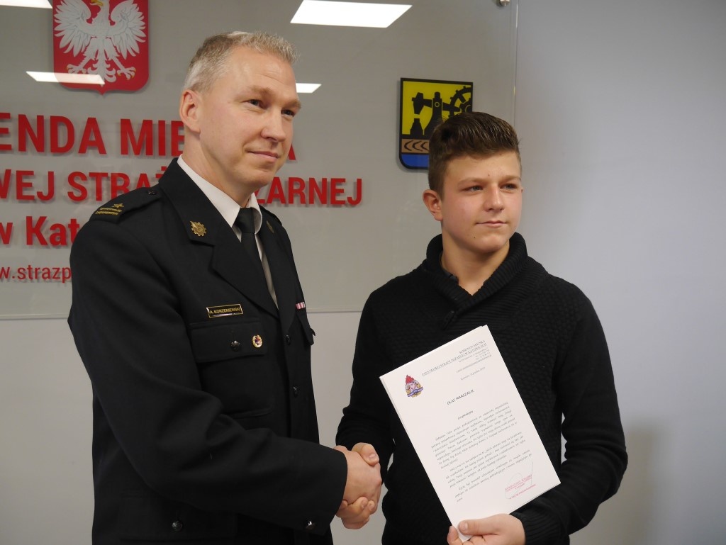 13-latek z Katowic ugasił pożar i dostał nagrodę od strażaków