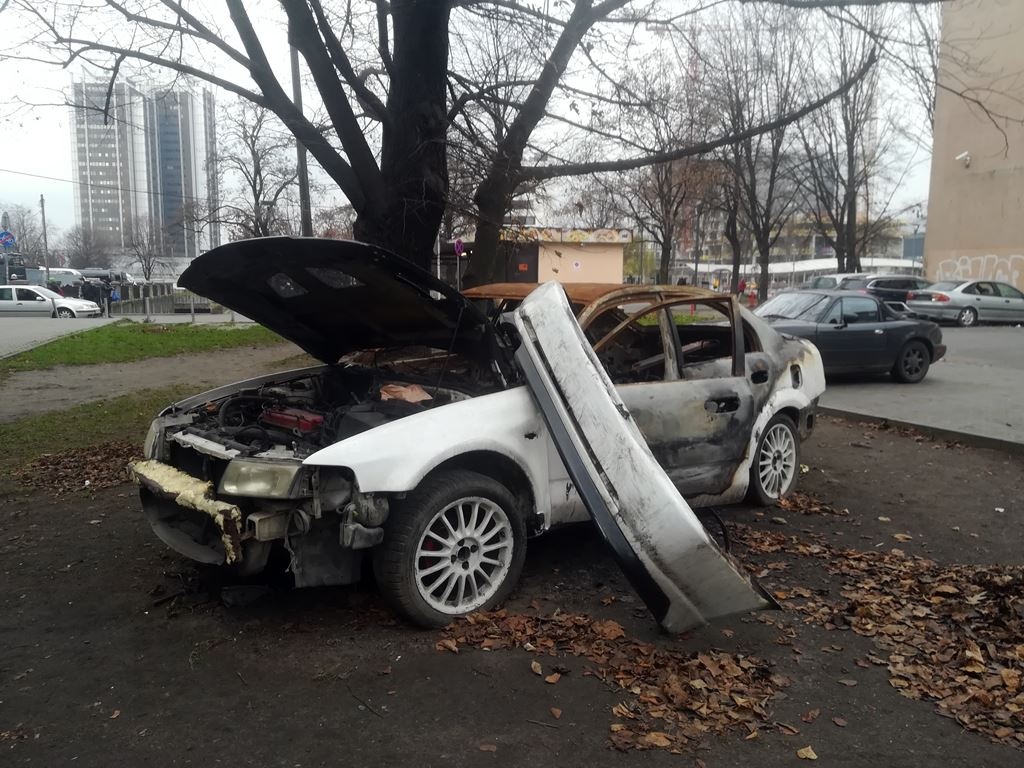 Po naszej publikacji wrak spalonego samochodu zniknął z centrum Katowic