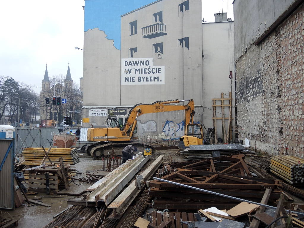 Przy budowie w centrum Katowic pękają sąsiednie kamienice
