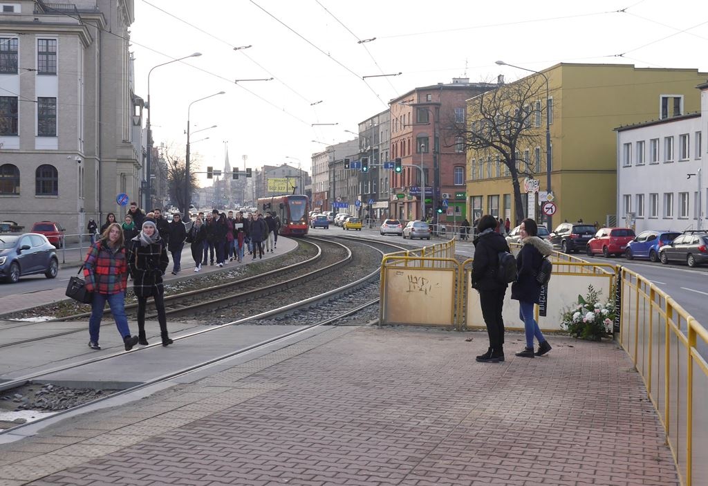 Studenci złożyli kwiaty przy torach, gdzie zginęła 19-latka z Kazachstanu