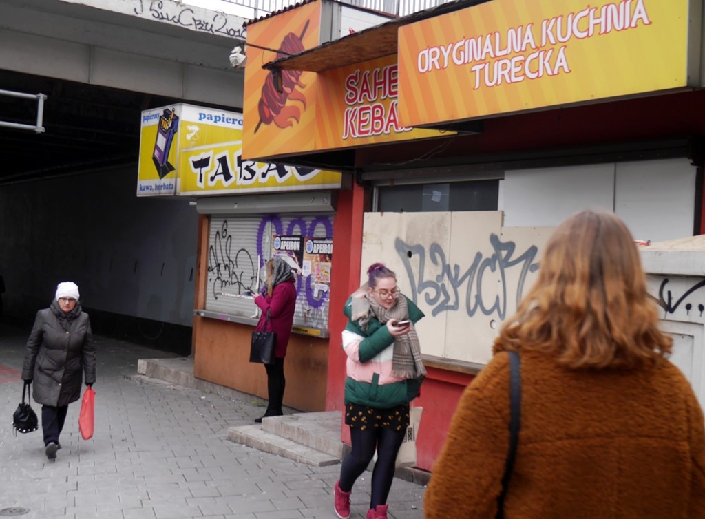 Obskurne budy przy kinie Rialto mają zniknąć. Na razie zostały zabite deskami