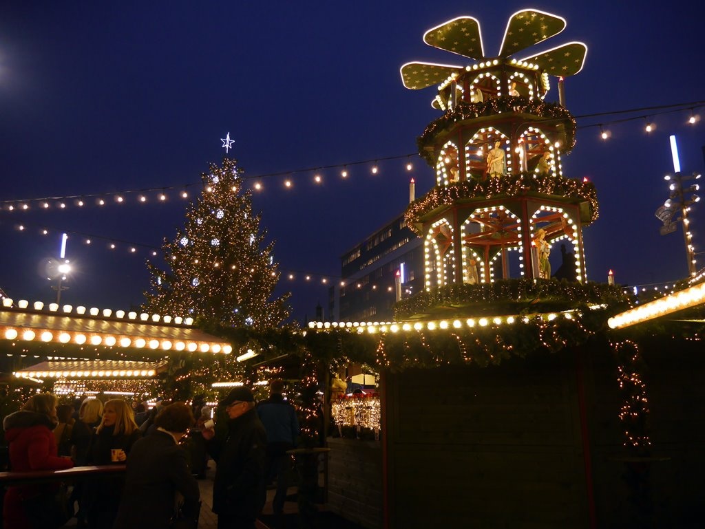Świąteczny klimat w Katowicach. Choinka i inne iluminacje rozświetlone