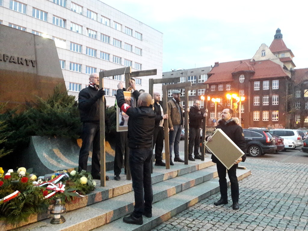 Narodowcy wieszali zdjęcia europosłów na szubienicach. Prokuratura: 