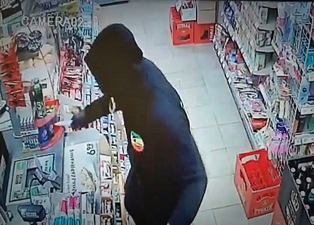 Zamaskowany mężczyzna wszedł do Żabki z nożem. Nagrała go kamera [WIDEO]