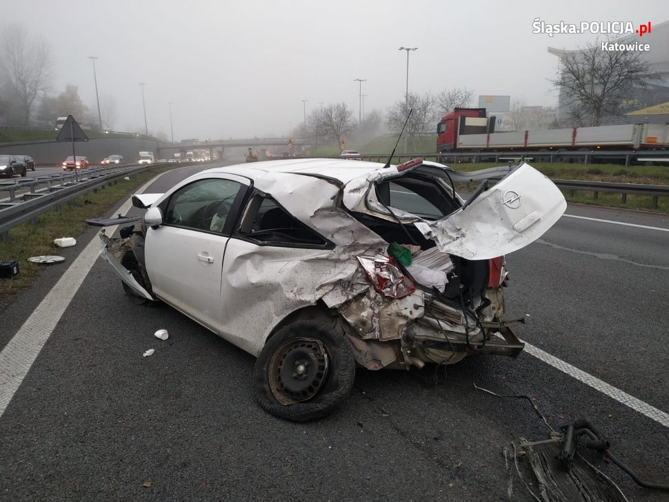 Śmiertelny wypadek na A4 w Katowicach. Z samochodu osobowego niewiele zostało