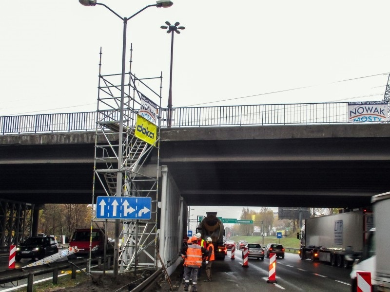 Wiadukt nad S86 prawie podparty. Utrudnienia na al. Roździeńskiego wkrótce znikną