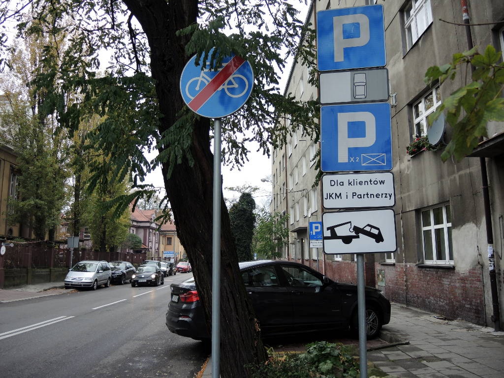 Problem z parkowaniem na ul. Poniatowskiego. Policja i straż miejska wystawiają mandaty
