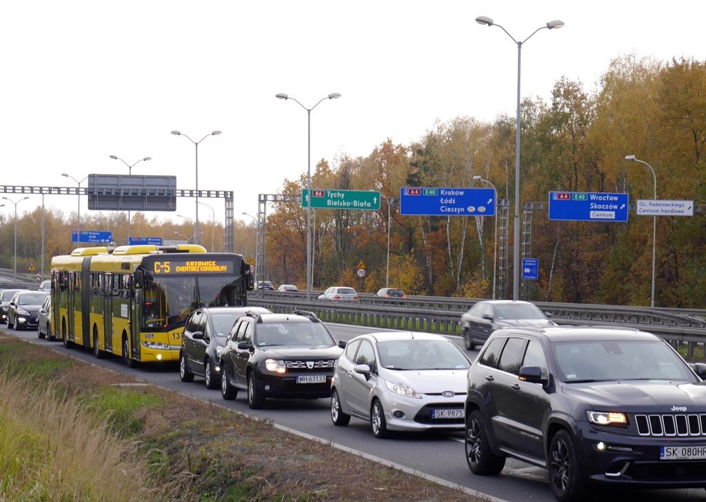 Wszystkich Świętych w Katowicach. Utrudnienia na drogach i bezpłatna komunikacja