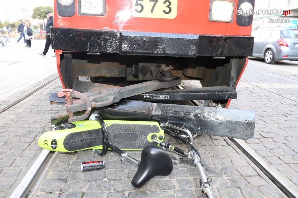 Mężczyzna wjechał pod tramwaj na elektrycznej hulajnodze