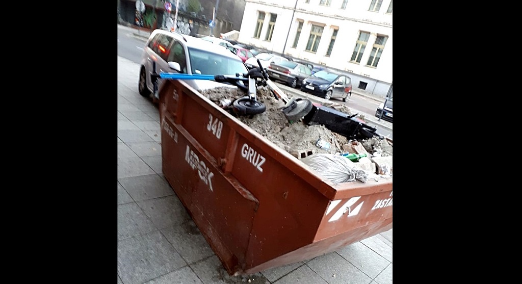 W Katowicach ktoś wrzucił hulajnogi elektryczne do kontenera na odpady