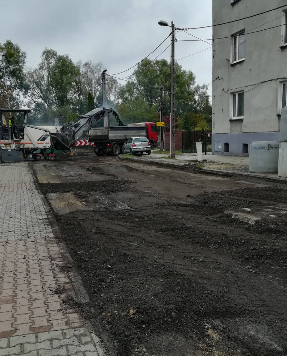 Mieszkańcy: bez uprzedzenia zerwali nam asfalt przed domami. Urząd: dojazd był możliwy