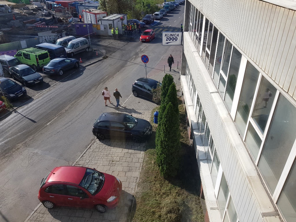 Samochody zastawiają cały chodnik i parkują na zakazie. Są mandaty, a będą słupki