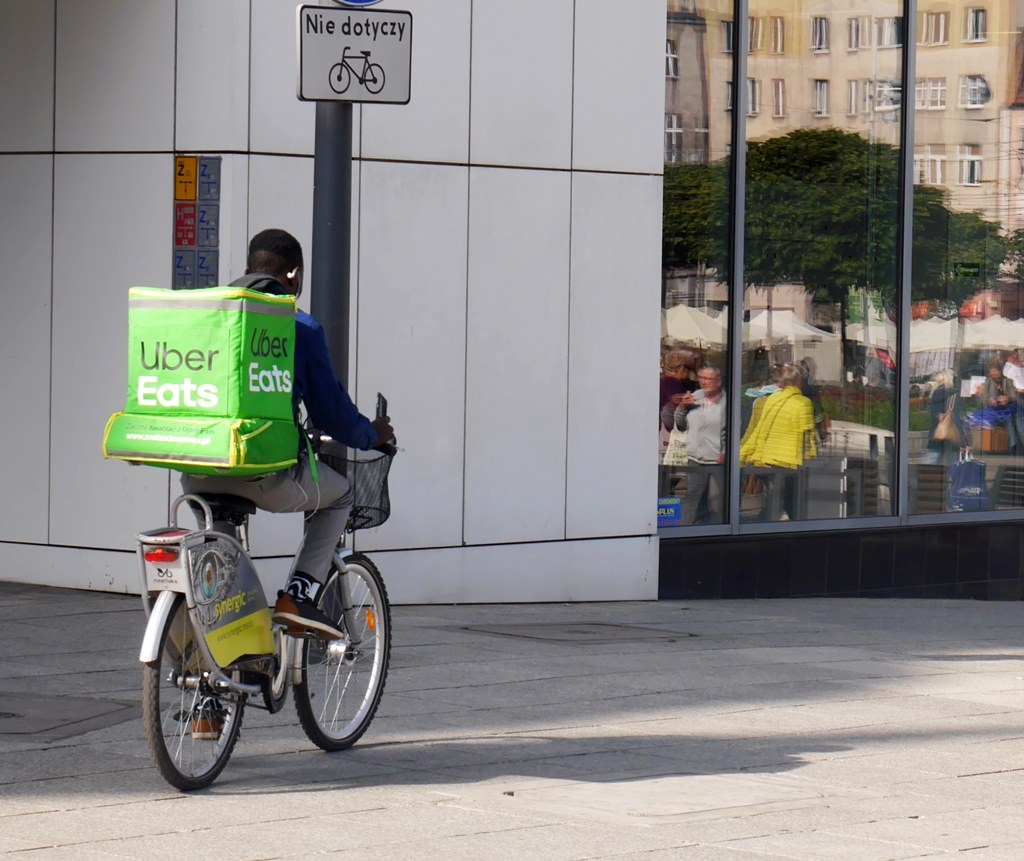 Kurierzy Uber Eats i Wolt jeżdżą rowerami miejskimi, choć zabrania tego regulamin