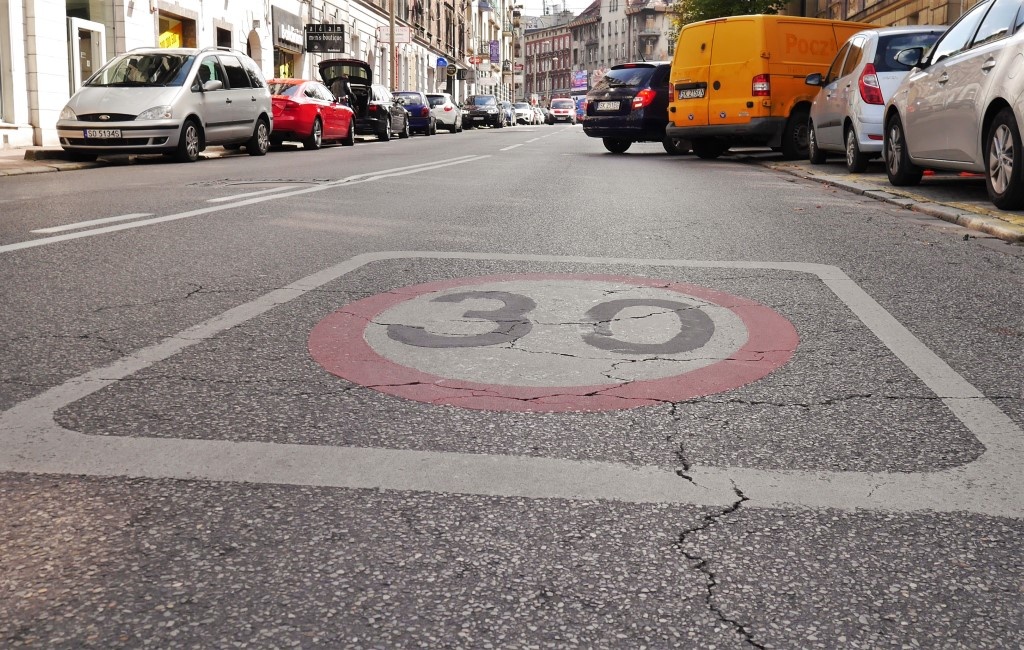 Dzień dobry Katowice. Od dzisiaj na kolejnych ulicach prędkość zostanie ograniczona do 30 km/h