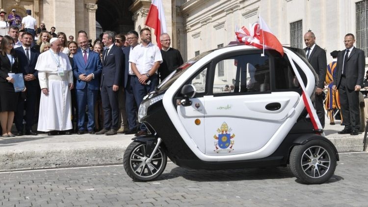 Prezydent Katowic przekazał papieżowi pojazd elektryczny