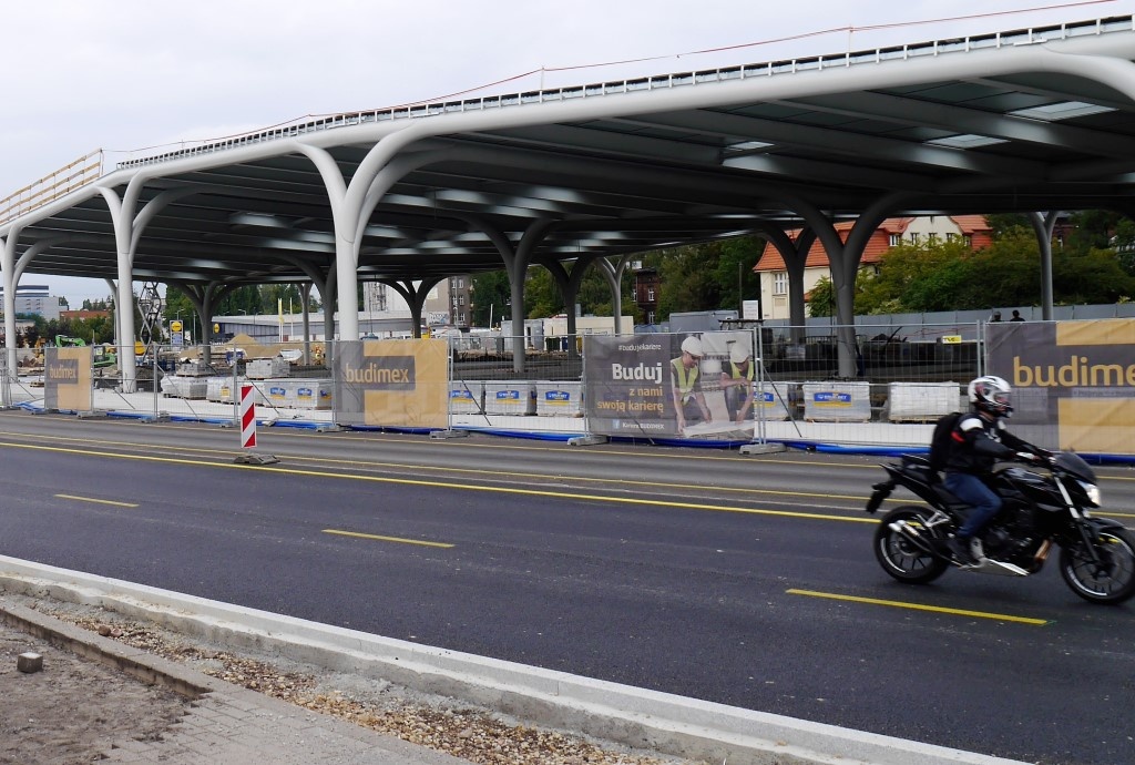Przy nowym dworcu autobusowym powstanie pas dla autobusów i taksówek
