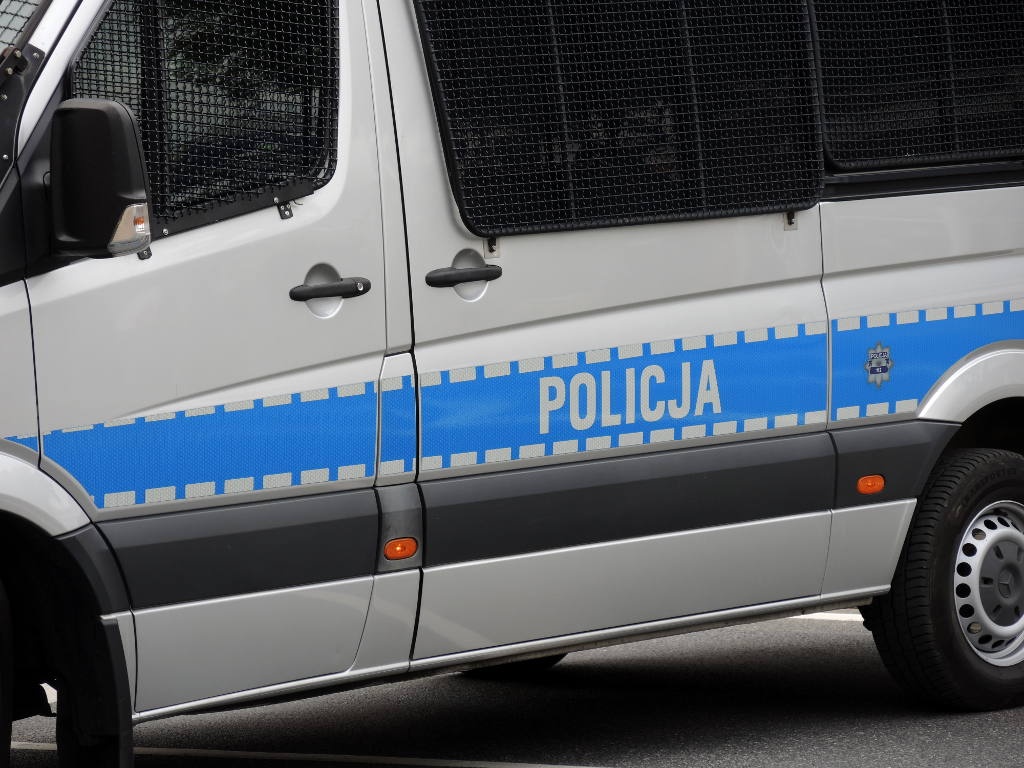 Nieprzytomna kobieta leżała na balkonie. W jej mieszkaniu policja znalazła narkotyki
