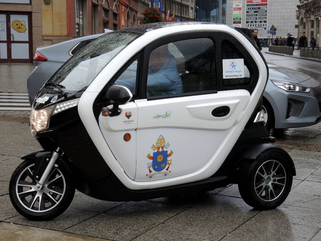 Z Katowic do Watykanu jedzie elektryczny pojazd. To prezent od miasta dla papieża