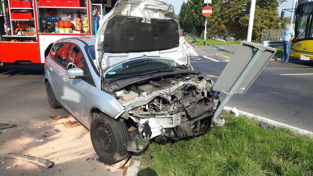 Wypadek na wiadukcie w Katowicach. Kierowca był uwięziony w aucie