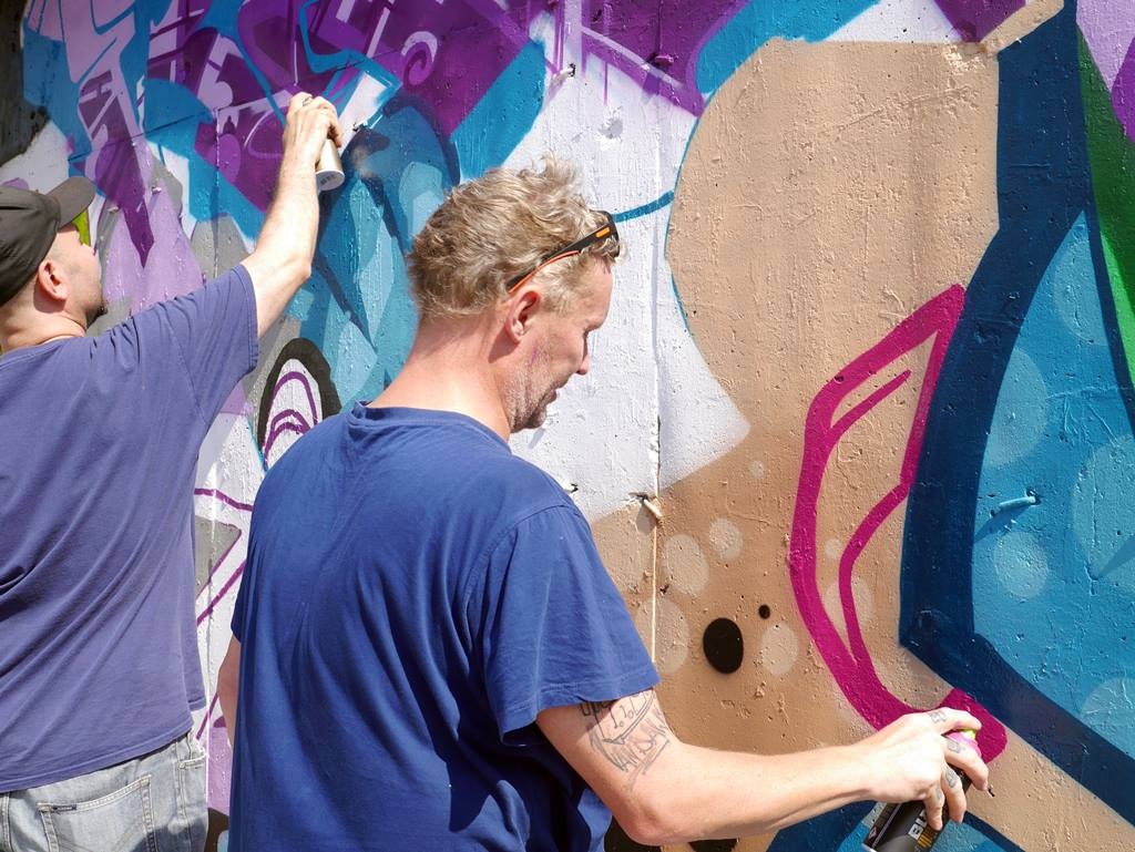 Szwedzi malują graffiti z 1991 roku. To oni stworzyli pierwszy mural w Katowicach