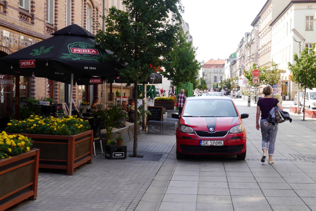 Zakaz stawiania letnich ogródków na Mariackiej to fikcja. Nikt go nie egzekwuje