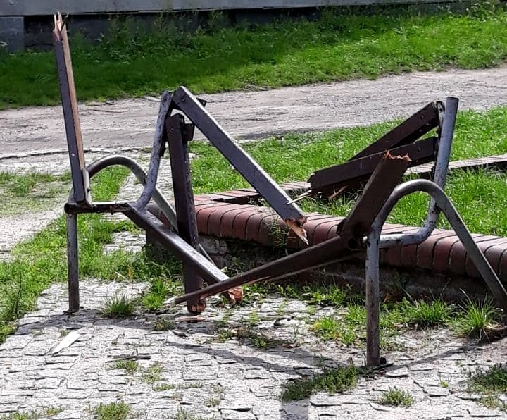 W Szopienicach ktoś zamienił ławki w stertę desek