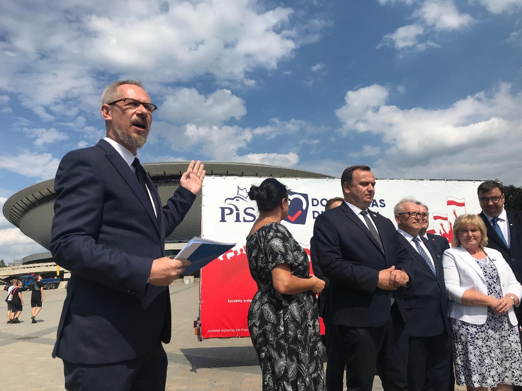 Urzędnik marszałka oficjalnie współpracuje ze sztabem wyborczym PiS. W urzędzie nikt nie widzi problemu