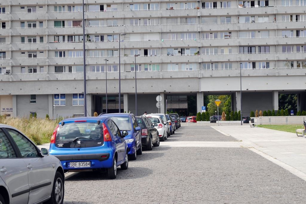 Kierowcy zrobili sobie nielegalny parking, bo po defiladzie nie wróciły słupki