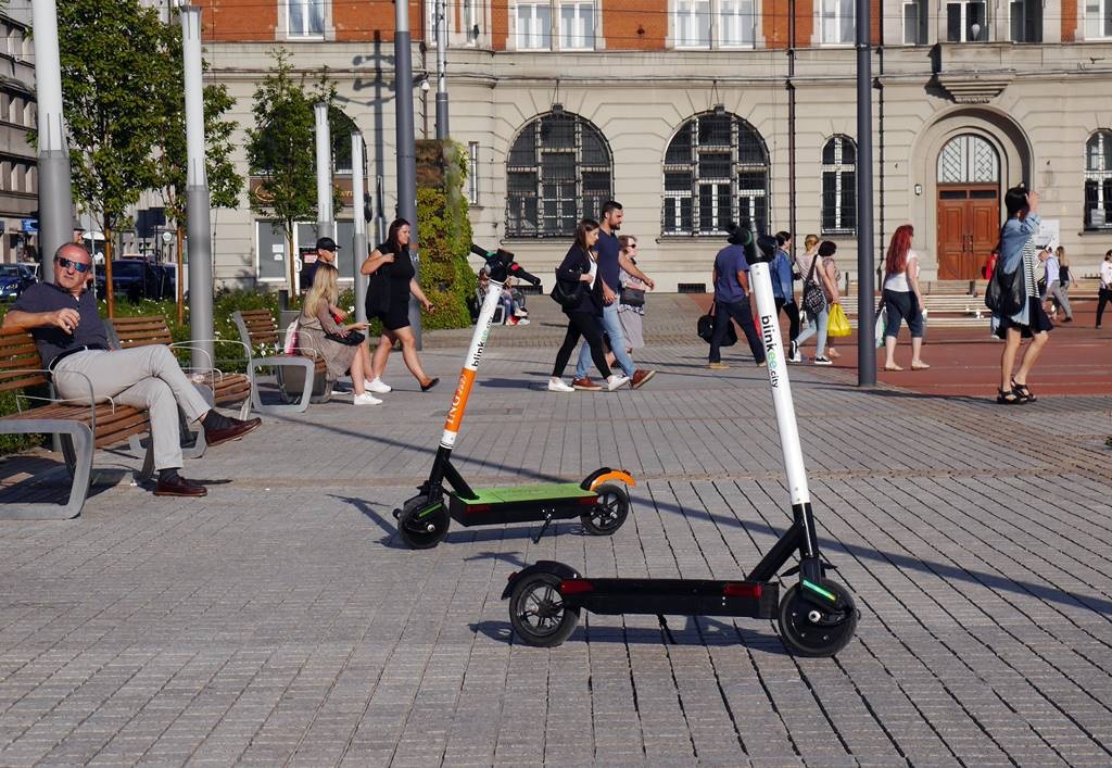 Dzień dobry Katowice. Mieszkańcy zostawiają elektryczne hulajnogi gdzie popadnie
