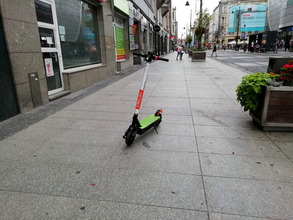 Hulajnogi elektryczne w Katowicach są coraz popularniejsze. Użytkownicy porzucają je byle gdzie